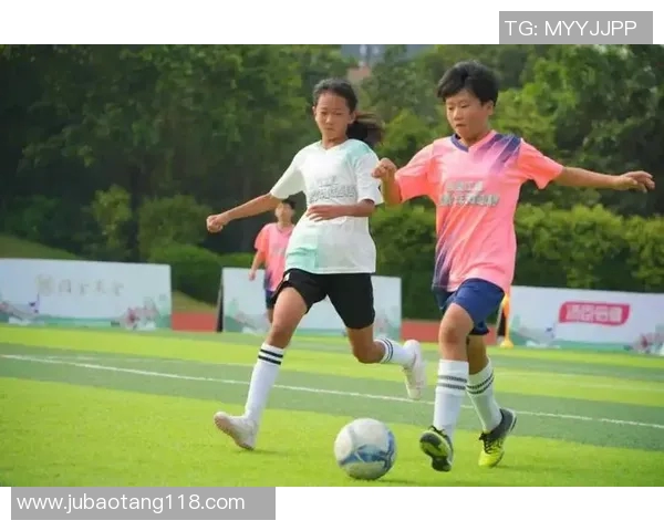 足球场上的矮个子女球星们凭借实力征服绿茵，展现独特魅力